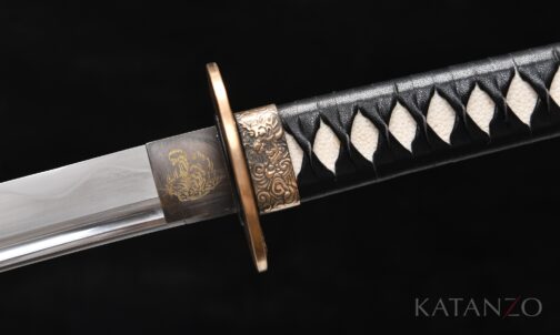 Tsuka des Byakko Katana mit schwarzem Kunstleder, Rochenhaut-Imitat und verzierten Beschlägen
