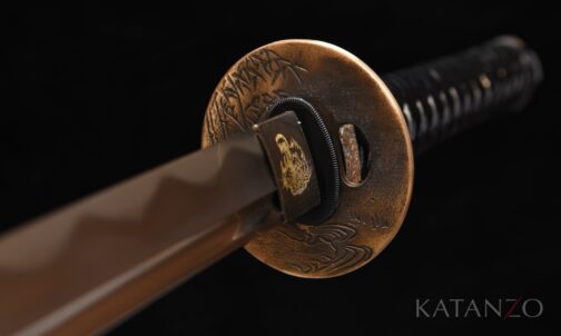 Tsuka des Byakko Katana mit schwarzem Kunstleder, Rochenhaut-Imitat und verzierten Beschlägen