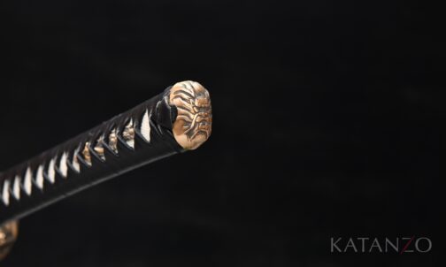 Tsuka des Byakko Katana mit schwarzem Kunstleder, Rochenhaut-Imitat und verzierten Beschlägen