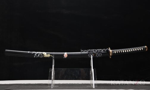 Tsuruashi Katana mit schwarz lackierter Hartholz-Saya, Kranich-Schilf-Motiv und Messingbeschlägen