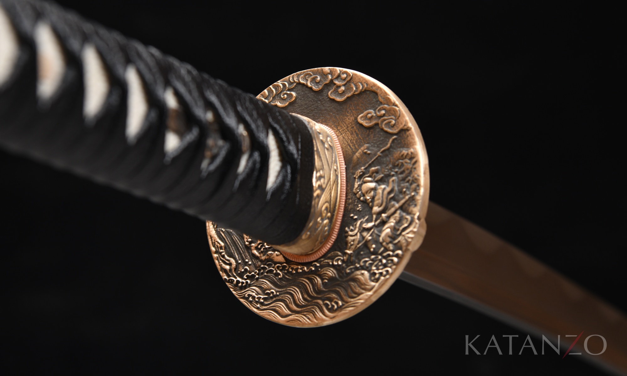 Tsuka des Tsuruashi Katana mit schwarzer Wicklung aus Leder-Imitat, echter Rochenhaut und Messingbeschlägen mit Wellenmotiven