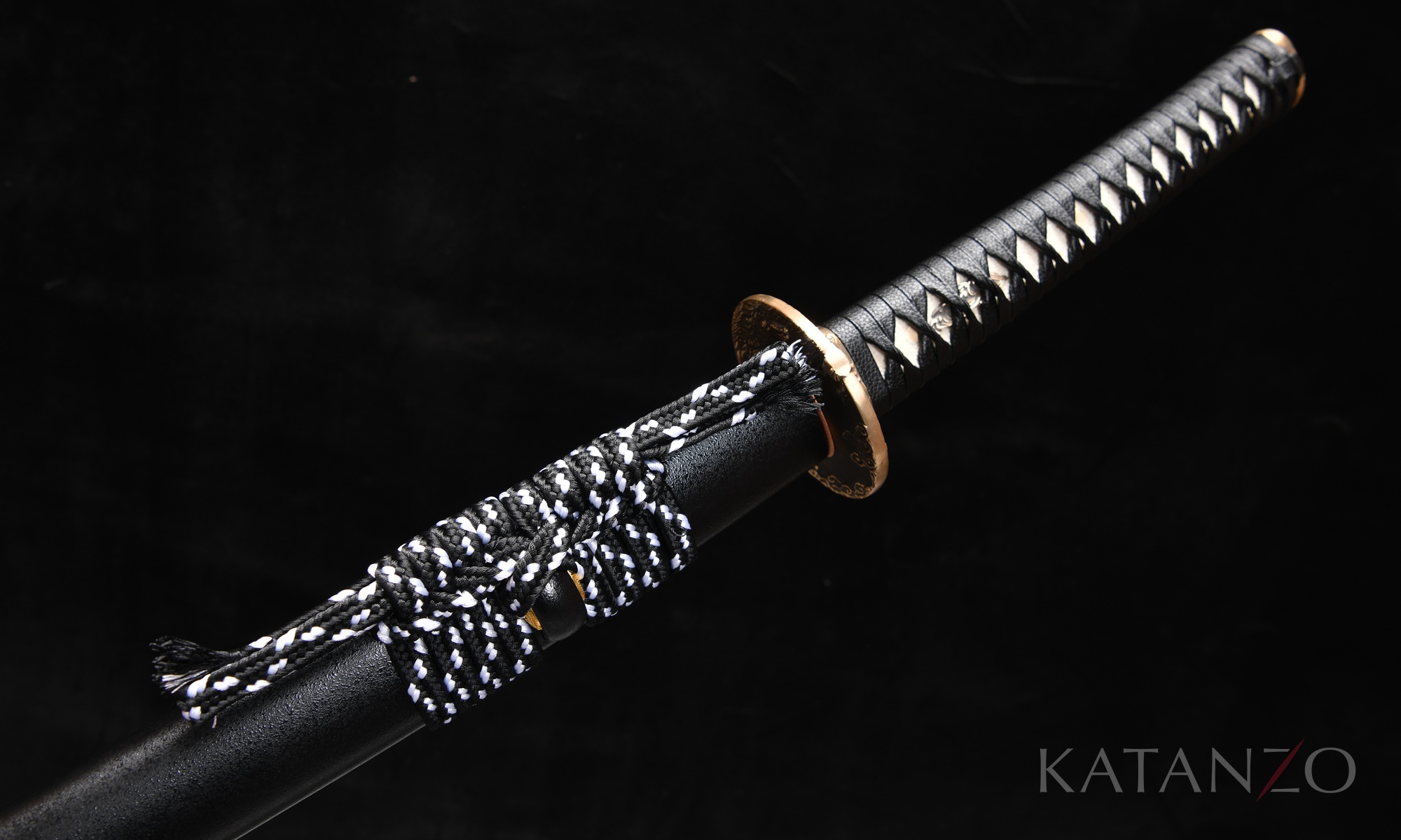 Tsuruashi Katana mit schwarz lackierter Hartholz-Saya, Kranich-Schilf-Motiv und Messingbeschlägen