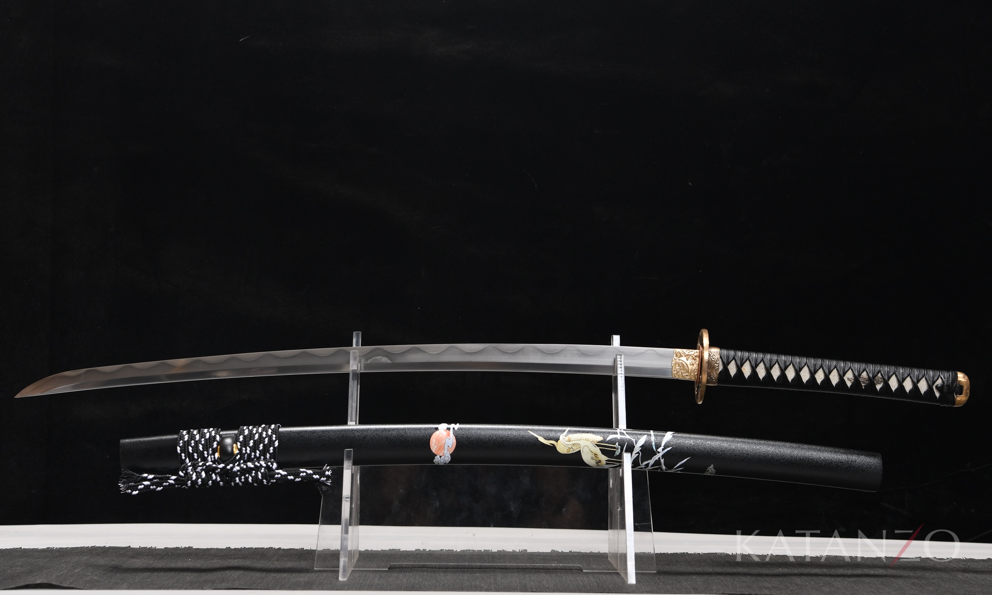 Tsuruashi Katana mit schwarz lackierter Hartholz-Saya, Kranich-Schilf-Motiv und Messingbeschlägen
