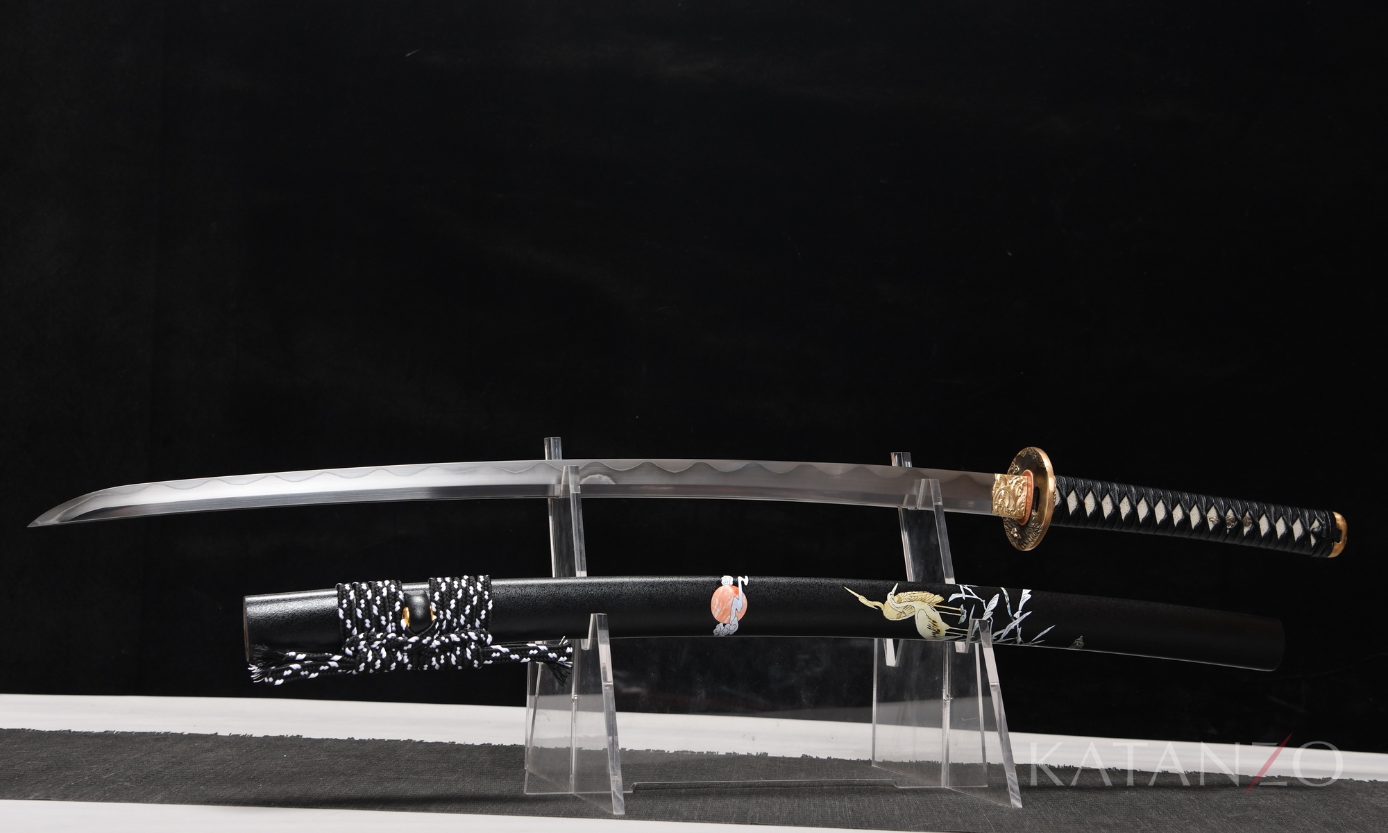 Tsuruashi Katana mit schwarz lackierter Hartholz-Saya, Kranich-Schilf-Motiv und Messingbeschlägen