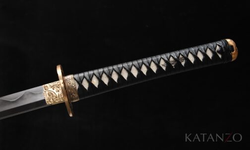 Tsuka des Tsuruashi Katana mit schwarzer Wicklung aus Leder-Imitat, echter Rochenhaut und Messingbeschlägen mit Wellenmotiven