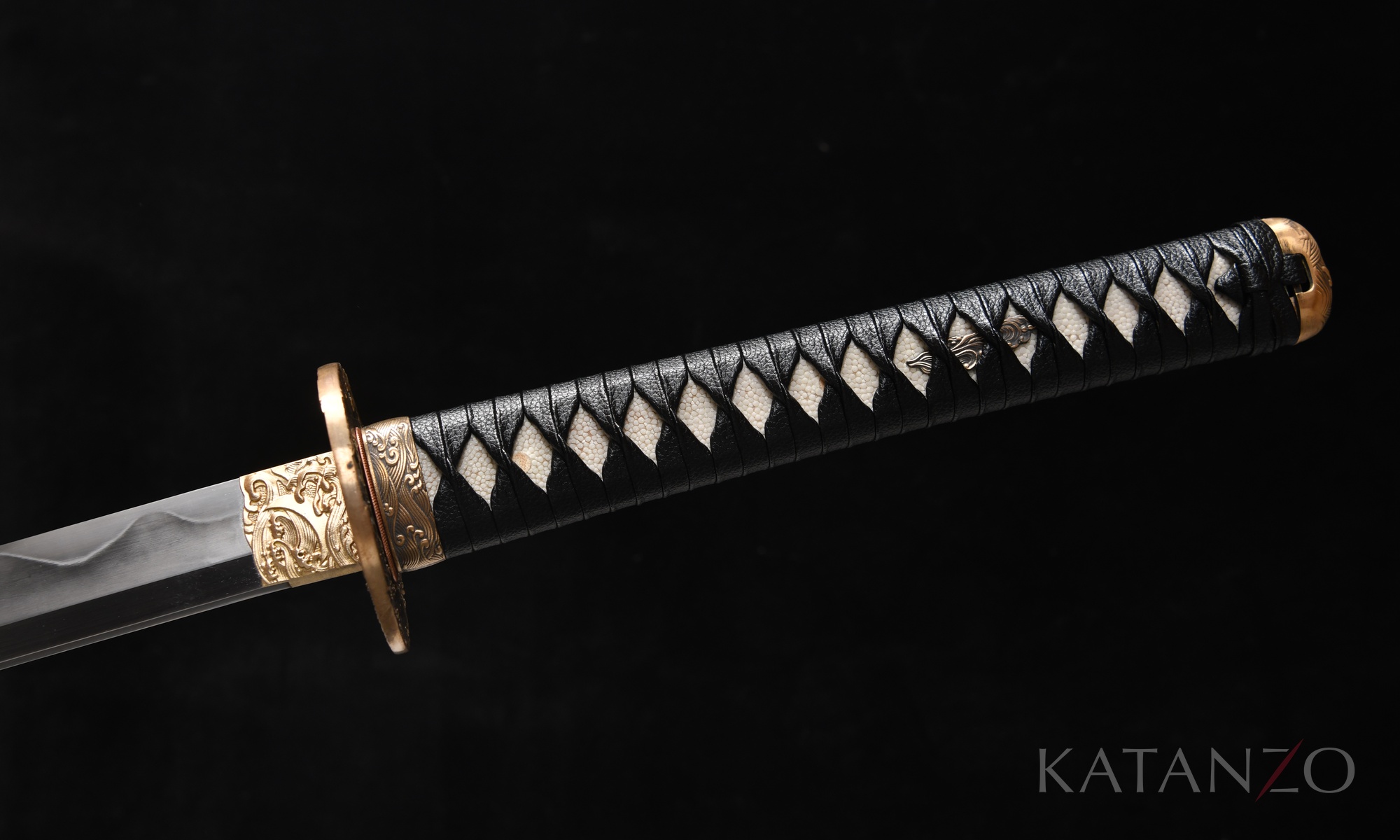 Tsuka des Tsuruashi Katana mit schwarzer Wicklung aus Leder-Imitat, echter Rochenhaut und Messingbeschlägen mit Wellenmotiven