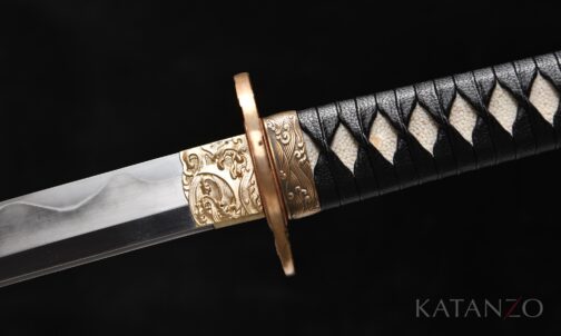 Tsuka des Tsuruashi Katana mit schwarzer Wicklung aus Leder-Imitat, echter Rochenhaut und Messingbeschlägen mit Wellenmotiven