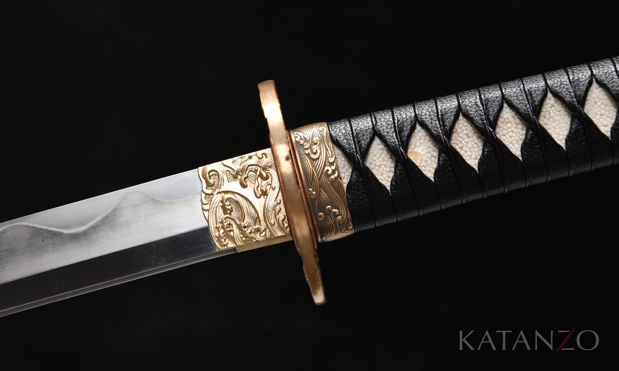 Tsuka des Tsuruashi Katana mit schwarzer Wicklung aus Leder-Imitat, echter Rochenhaut und Messingbeschlägen mit Wellenmotiven