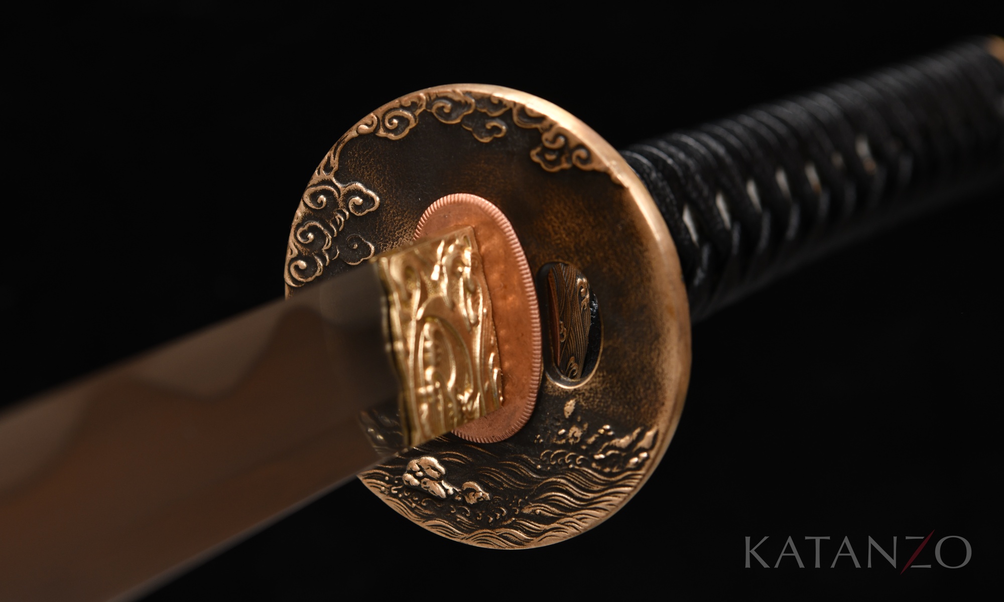 Tsuka des Tsuruashi Katana mit schwarzer Wicklung aus Leder-Imitat, echter Rochenhaut und Messingbeschlägen mit Wellenmotiven