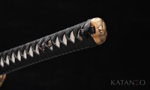 Tsuka des Tsuruashi Katana mit schwarzer Wicklung aus Leder-Imitat, echter Rochenhaut und Messingbeschlägen mit Wellenmotiven