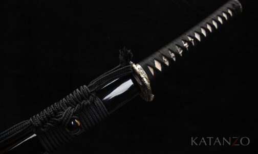 Griff des Ryūshō Katana mit schwarzer Seidenwicklung, Rochenhaut und verzierter Tsuba