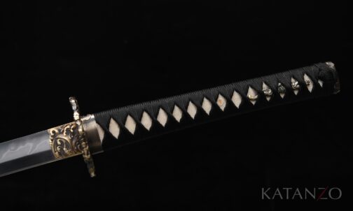 Griff des Ryūshō Katana mit schwarzer Seidenwicklung, Rochenhaut und verzierter Tsuba
