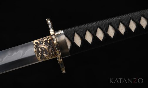 Griff des Ryūshō Katana mit schwarzer Seidenwicklung, Rochenhaut und verzierter Tsuba