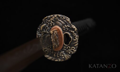 Griff des Ryūshō Katana mit schwarzer Seidenwicklung, Rochenhaut und verzierter Tsuba