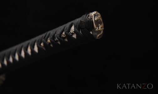 Griff des Ryūshō Katana mit schwarzer Seidenwicklung, Rochenhaut und verzierter Tsuba