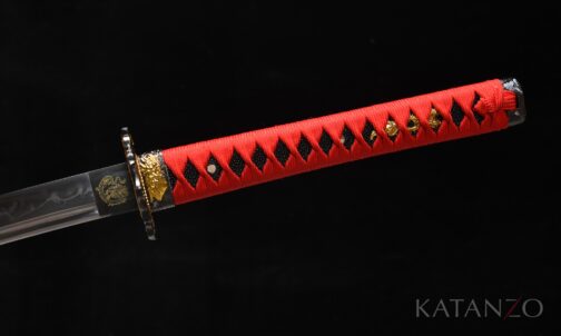 Tsuka mit schwarzem Rochenhaut-Imitat, roter Wicklung und schwarz-goldener Tsuba mit Drachenmotiven