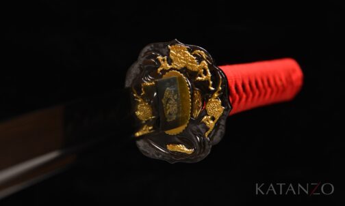 Tsuka mit schwarzem Rochenhaut-Imitat, roter Wicklung und schwarz-goldener Tsuba mit Drachenmotiven
