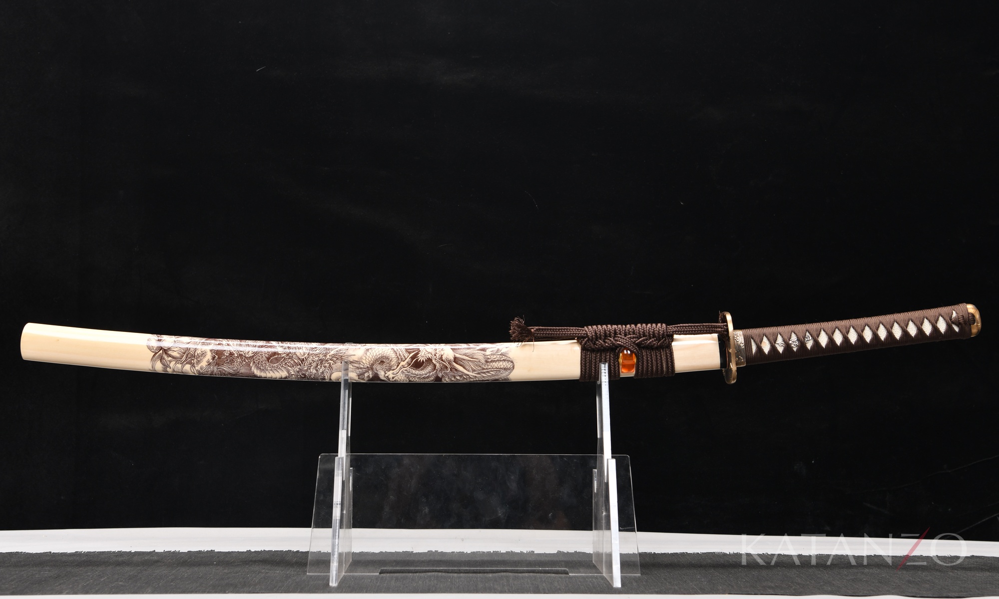Kuriryū Katana mit heller Hartholz-Saya, braunem Drachenmotiv und dunkelbrauner Griffwicklung