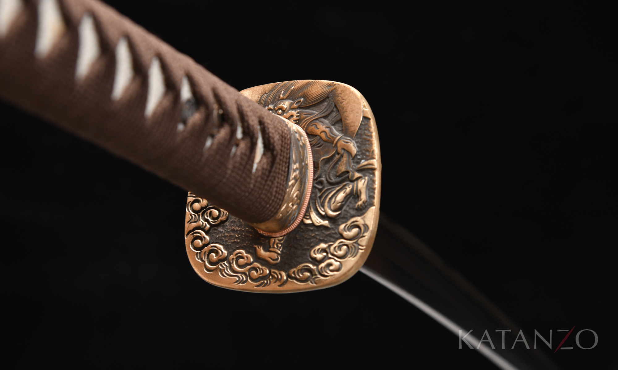 Tsuka mit echter heller Rochenhaut, dunkelbrauner Seidenwicklung und reliefverzierter Messing-Tsuba