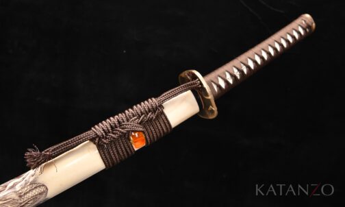Kuriryū Katana mit heller Hartholz-Saya, braunem Drachenmotiv und dunkelbrauner Griffwicklung