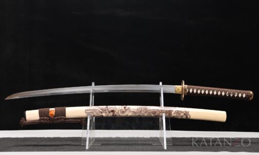 Kuriryū Katana mit heller Hartholz-Saya, braunem Drachenmotiv und dunkelbrauner Griffwicklung