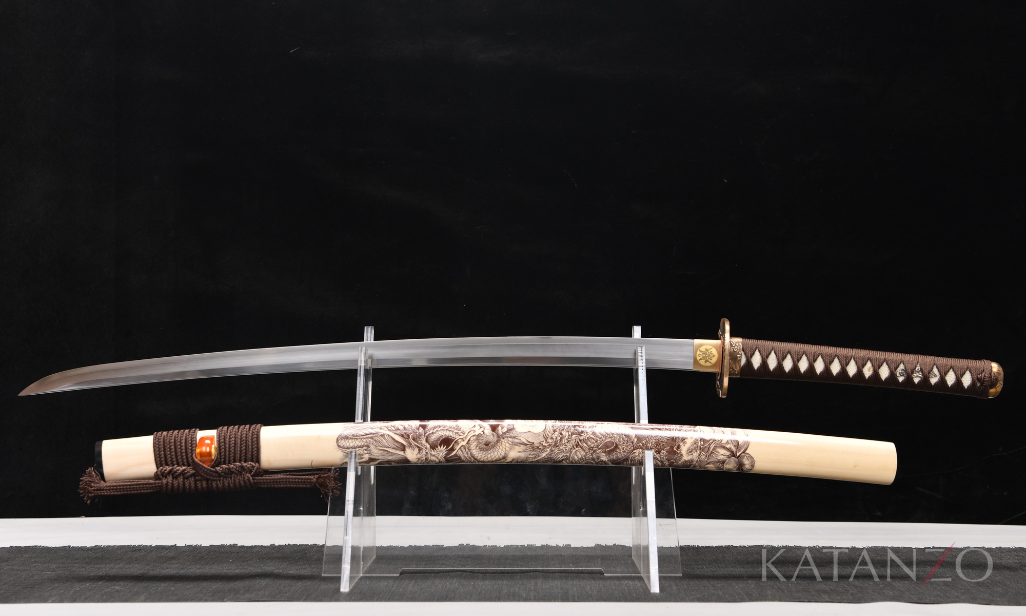Kuriryū Katana mit heller Hartholz-Saya, braunem Drachenmotiv und dunkelbrauner Griffwicklung