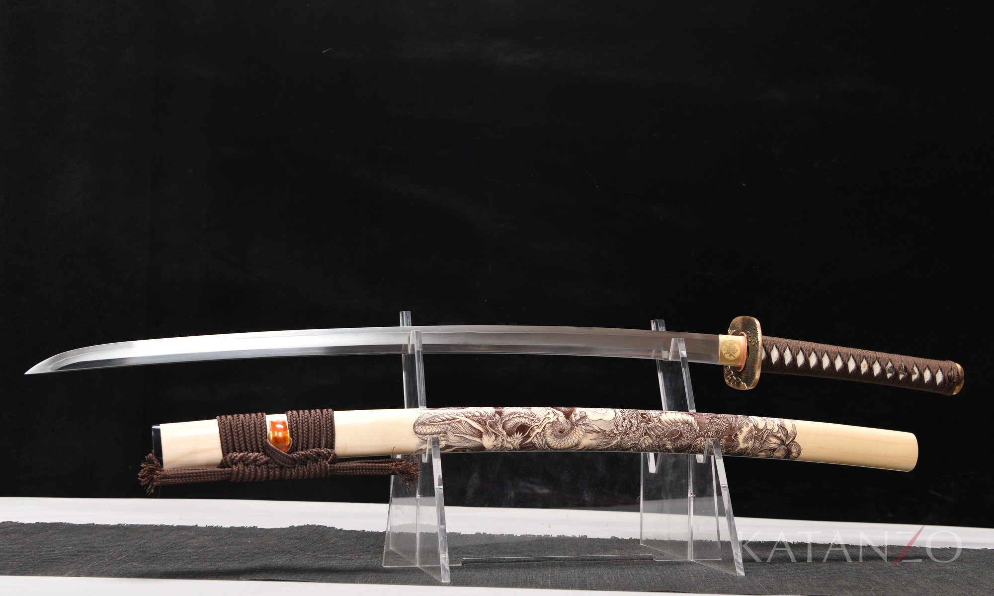 Kuriryū Katana mit heller Hartholz-Saya, braunem Drachenmotiv und dunkelbrauner Griffwicklung