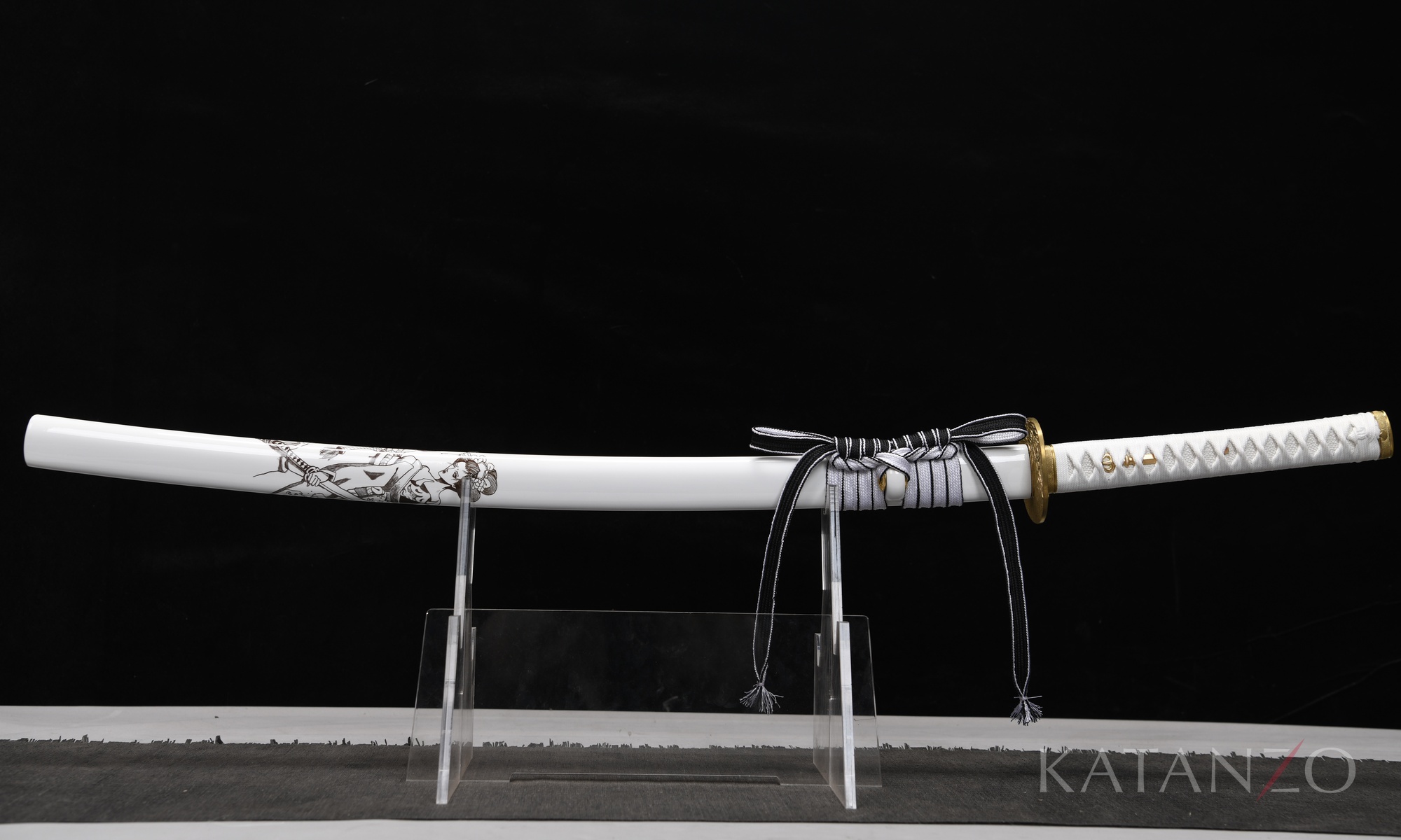 Shiro no Otome Katana mit weisser Hartholz-Saya, figürlichem Motiv und goldfarbenen Messingbeschlägen