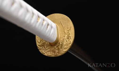 Tsuka mit weissem Rochenhaut-Imitat, weisser Seidenwicklung und reliefverzierter Messing-Tsuba