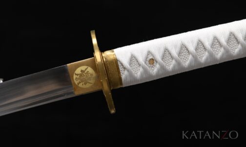 Tsuka mit weissem Rochenhaut-Imitat, weisser Seidenwicklung und reliefverzierter Messing-Tsuba
