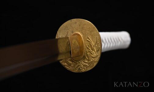 Tsuka mit weissem Rochenhaut-Imitat, weisser Seidenwicklung und reliefverzierter Messing-Tsuba