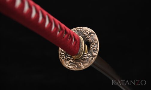 Griff des Shibuki Katana mit roter Seidenwicklung, echter Rochenhaut und Messing-Tsuba mit Wellenmotiv
