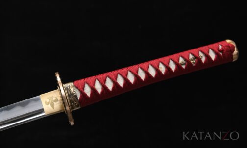 Griff des Shibuki Katana mit roter Seidenwicklung, echter Rochenhaut und Messing-Beschlägen