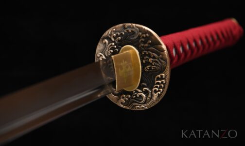 Griff des Shibuki Katana mit roter Seidenwicklung, echter Rochenhaut und Messing-Tsuba mit Wellenmotiv