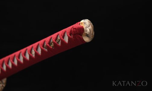 Griff des Shibuki Katana mit roter Seidenwicklung, echter Rochenhaut und Messing-Beschlägen