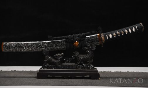 Ryūhada Tanto mit schwarzer Rochenhaut-Imitat-Saya und braunen Büffelhornabschlüssen