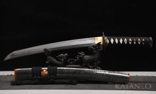 Ryūhada Tanto mit schwarzer Rochenhaut-Imitat-Saya und braunen Büffelhornabschlüssen