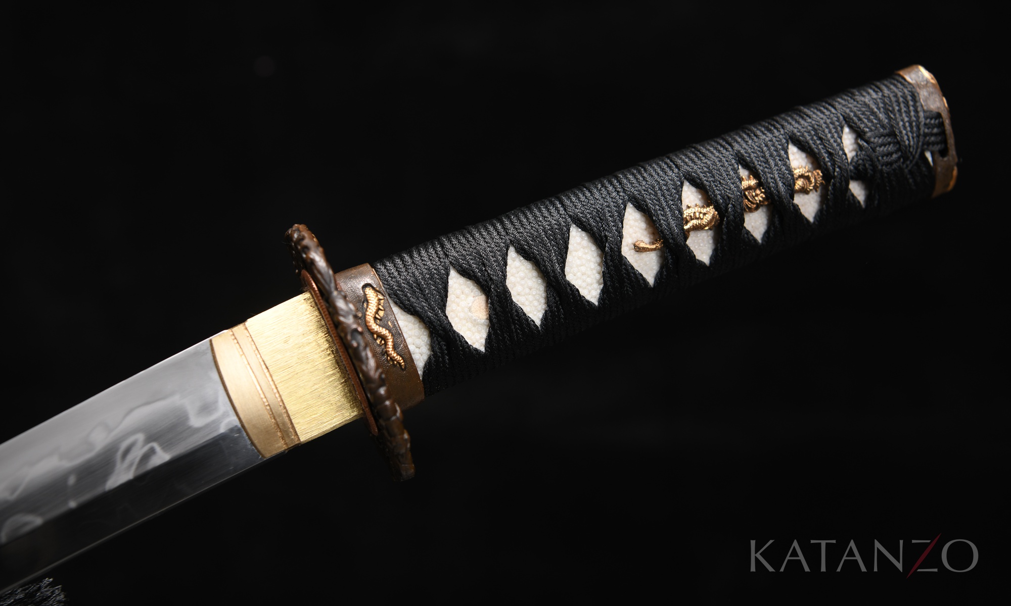 Griff des Ryūhada Tanto mit schwarzer Seidenwicklung, echter Rochenhaut und Messing-Tsuba
