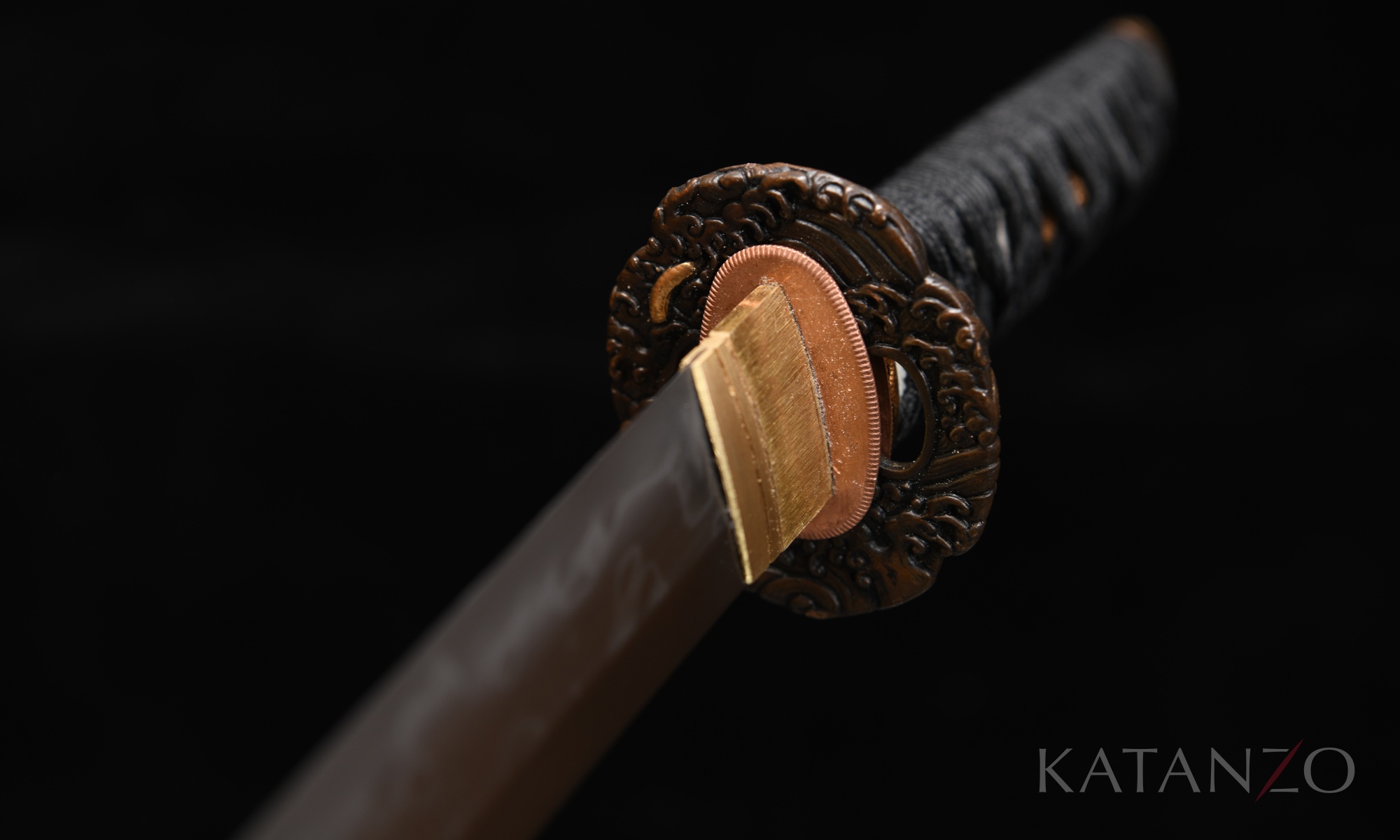 Griff des Ryūhada Tanto mit schwarzer Seidenwicklung, echter Rochenhaut und Messing-Tsuba