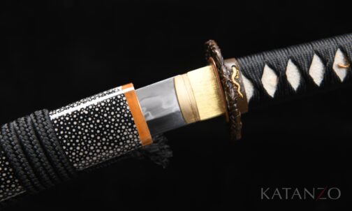 Ryūhada Tanto mit schwarzer Rochenhaut-Imitat-Saya und braunen Büffelhornabschlüssen
