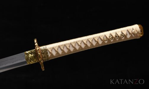Griff des Hinoko Katana mit goldfarbener japanischer Seide, echter heller Rochenhaut und durchbrochener Messing-Tsuba mit Drachenmotiv