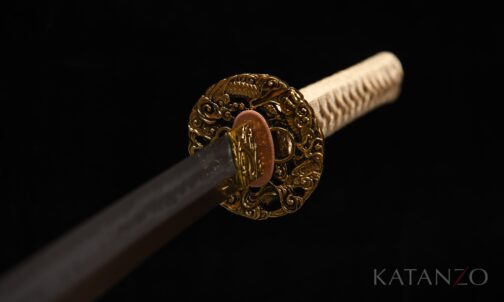 Griff des Hinoko Katana mit goldfarbener japanischer Seide, echter heller Rochenhaut und durchbrochener Messing-Tsuba mit Drachenmotiv
