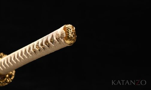 Griff des Hinoko Katana mit goldfarbener japanischer Seide und echter heller Rochenhaut