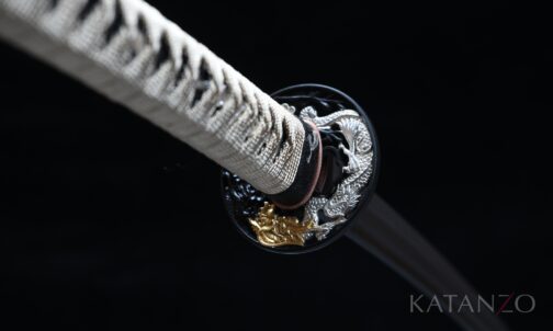 Griff des Karyū Katana mit goldfarbener Seidenwicklung, echter dunkler Rochenhaut und Messing-Tsuba mit Drachenmotiv