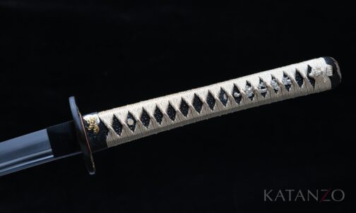 Griff des Karyū Katana mit goldfarbener Seidenwicklung, echter dunkler Rochenhaut und Messing-Tsuba mit Drachenmotiv