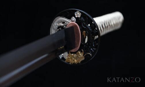 Griff des Karyū Katana mit goldfarbener Seidenwicklung, echter dunkler Rochenhaut und Messing-Tsuba mit Drachenmotiv