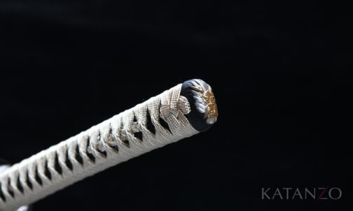 Griff des Karyū Katana mit goldfarbener Seidenwicklung und echter dunkler Rochenhaut