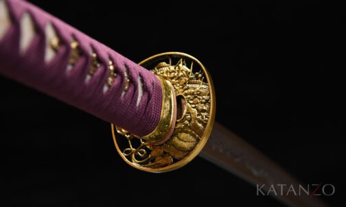 Griff des Midoriryū Katana mit violetter Seidenwicklung, echter Rochenhaut und reliefverzierter Messing-Tsuba