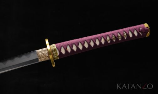 Griff des Midoriryū Katana mit violetter Seidenwicklung, echter Rochenhaut und reliefverzierter Messing-Tsuba