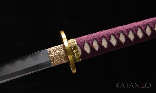 Griff des Midoriryū Katana mit violetter Seidenwicklung, echter Rochenhaut und reliefverzierter Messing-Tsuba